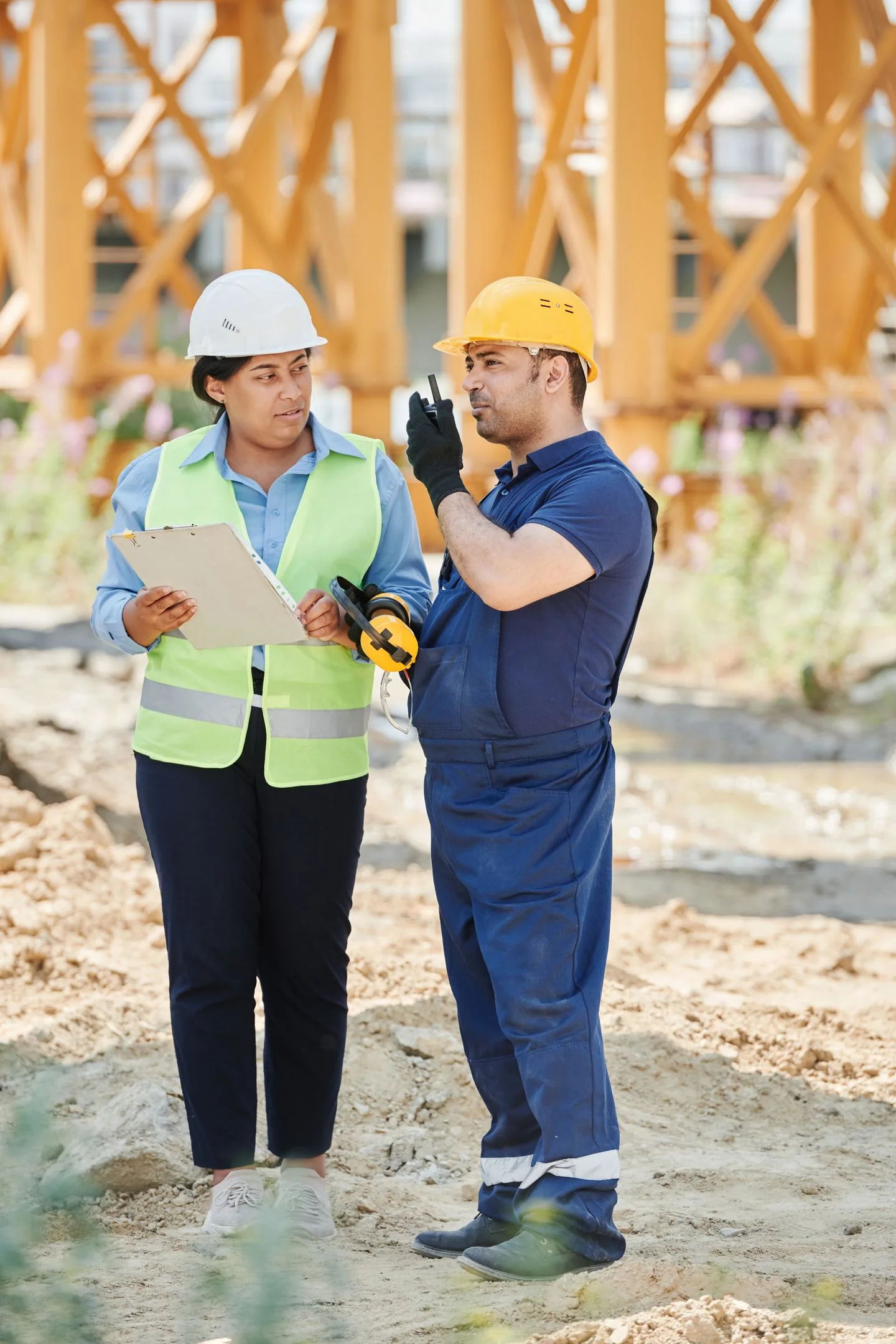 Deux professionnels casqués échangent sur un chantier