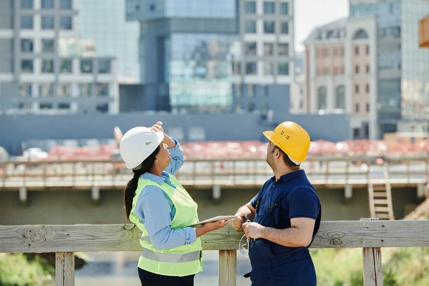 Deux professionnels du bâtiment discutent au bord d’un chantier